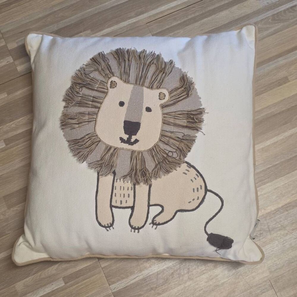 🇬🇪🔺️Ivory w/Tan 3D Lion Oversized 19x19 Throw Pillow
